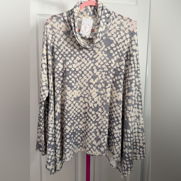 Oddy Batwing Turtleneck Top - Picture 5 of 7